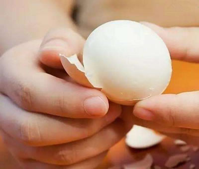 為什么將煮熟的雞蛋放在冷水里浸一會兒就容易剝皮？