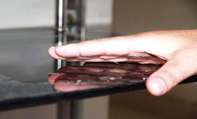 為什么不開(kāi)窗桌子上也會(huì)積灰塵？