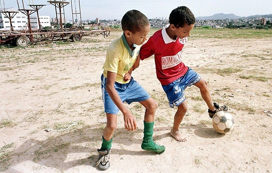 街頭小球員在練習(xí)球技