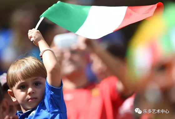 為什么足球比賽帶球童入場,足球進場為什么要牽小孩