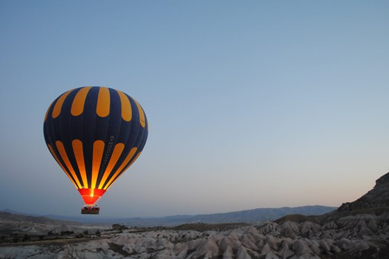 氣球?yàn)槭裁磿?huì)飛上天,氣球里面充的什么氣體