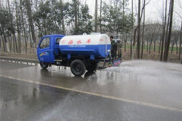 為什么灑水車一直播放蘭花草這首歌