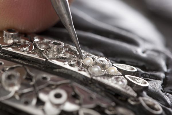 鑲嵌怎么讀拼音是什么,鑲嵌的意思是什么