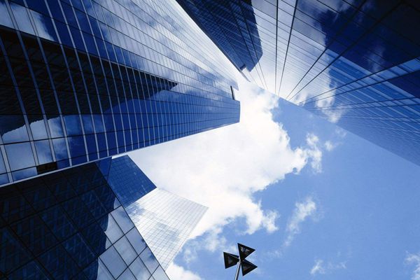 為什么玻璃幕墻都是藍(lán)色的,玻璃幕墻用什么顏色的玻璃