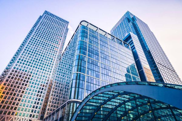 為什么玻璃幕墻都是藍(lán)色的,玻璃幕墻用什么顏色的玻璃