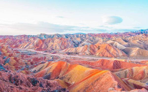 地殼運(yùn)動(dòng)產(chǎn)生的張掖丹霞地貌