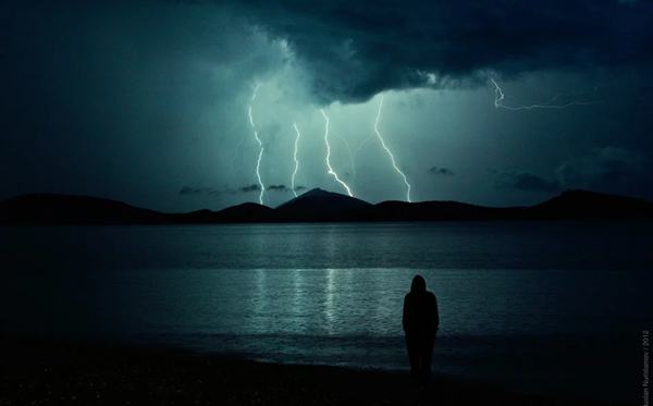 為什么打雷不能躲在樹(shù)下,為什么打雷不能看電視和玩手機(jī)