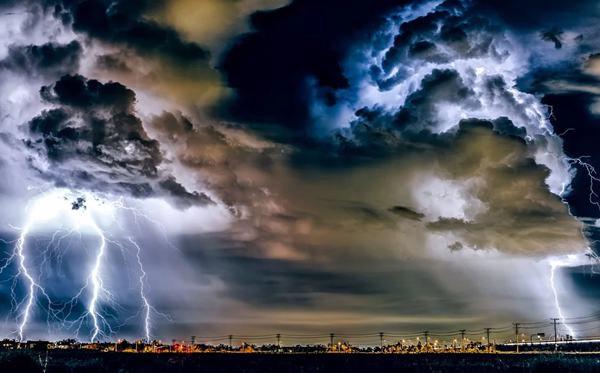 為什么打雷不能躲在樹(shù)下,為什么打雷不能看電視和玩手機(jī)