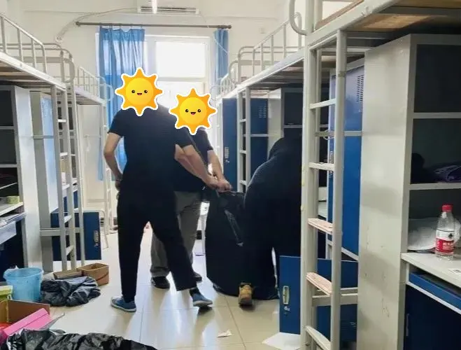 首鋼工學(xué)院宿舍條件怎么樣,有空調(diào)和獨(dú)立衛(wèi)生間嗎？（附宿舍圖片）