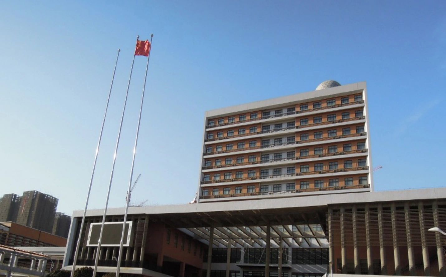 鄭州市第一中學(xué)是公立還是私立,是重點(diǎn)中學(xué)嗎？