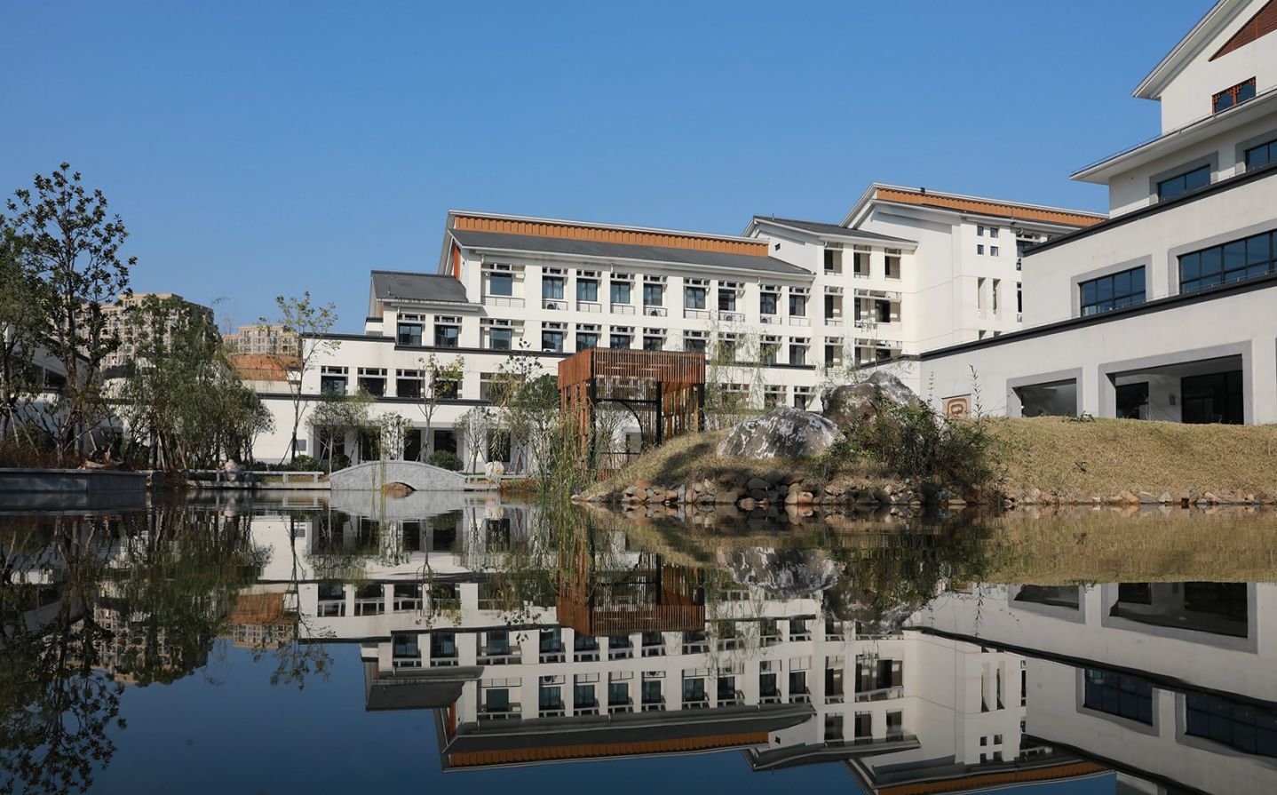 杭州學(xué)軍中學(xué)是公立還是私立,是重點(diǎn)中學(xué)嗎?